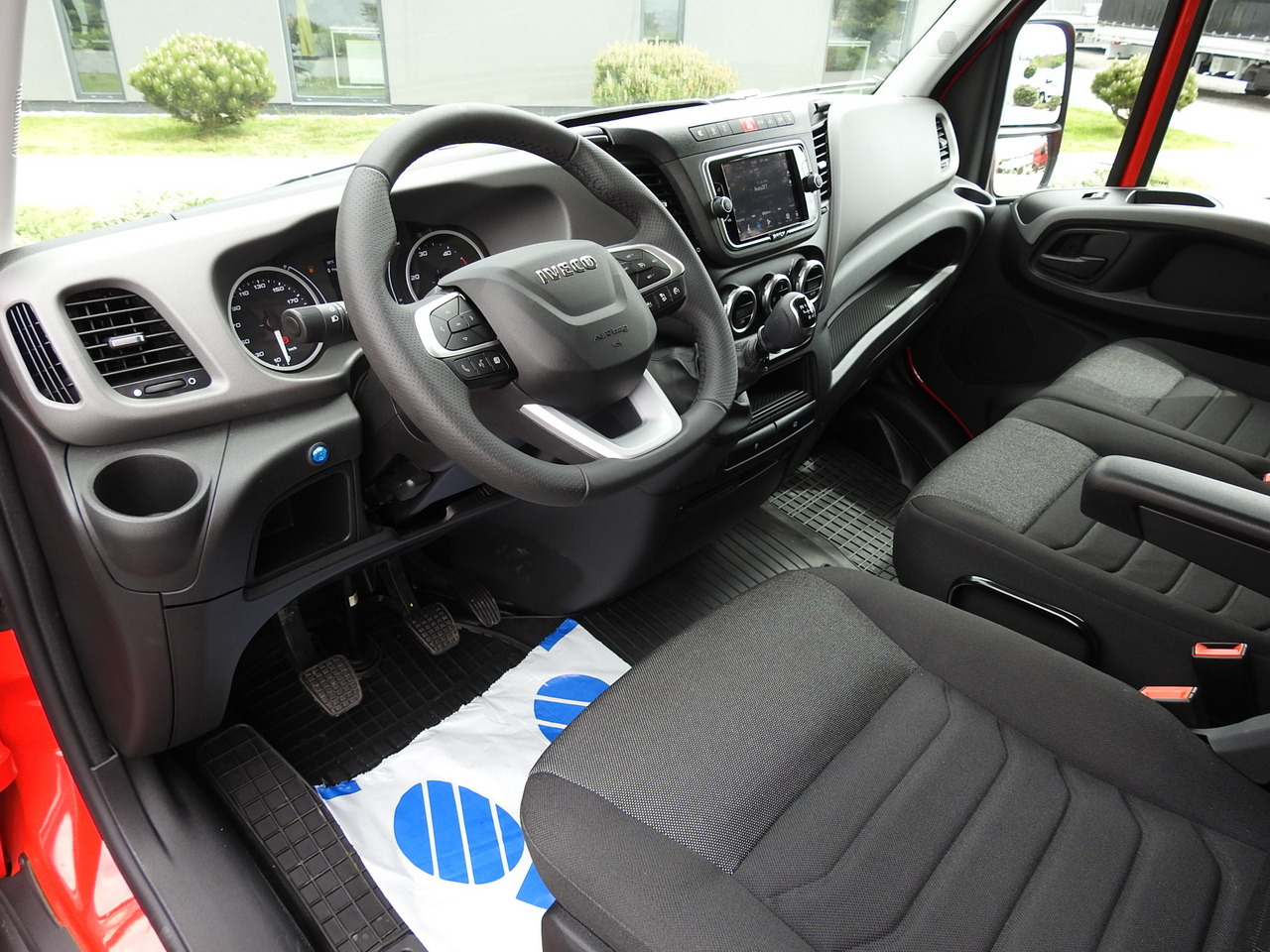 IVECO DAILY 35S18 NEW BOX 10 PALLETS CRUISE CONTROL NAVIGATION AIR CONDITIONING LED LIGHTS GUARANTEE 180HP - Fourgon grand volume: photos 2 IVECO DAILY 35S18 NEW BOX 10 PALLETS CRUISE CONTROL NAVIGATION AIR CONDITIONING LED LIGHTS GUARANTEE 180HP - Fourgon grand volume: photos 2