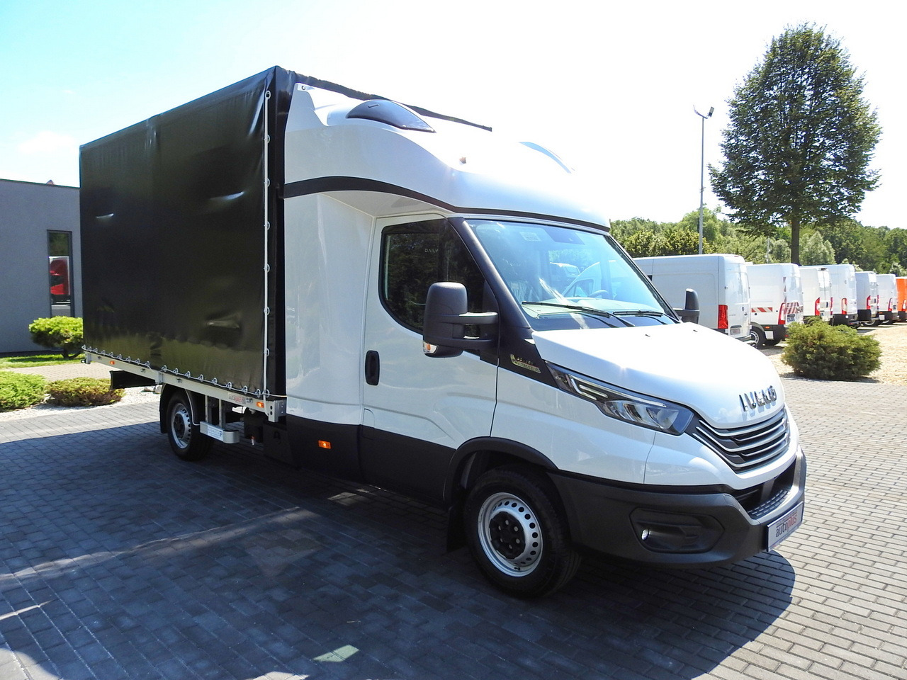 IVECO DAILY 35S18 NEW TARPAULIN 8 PALLETS CRUISE CONTROL NAVIGATION LED LIGHTS AUTOMATIC TRANSMISSION HI-MATIC MANUFACTURERS WARRANTY 180HP - Utilitaire rideaux coulissants (PLSC): photos 4 IVECO DAILY 35S18 NEW TARPAULIN 8 PALLETS CRUISE CONTROL NAVIGATION LED LIGHTS AUTOMATIC TRANSMISSION HI-MATIC MANUFACTURERS WARRANTY 180HP - Utilitaire rideaux coulissants (PLSC): photos 4