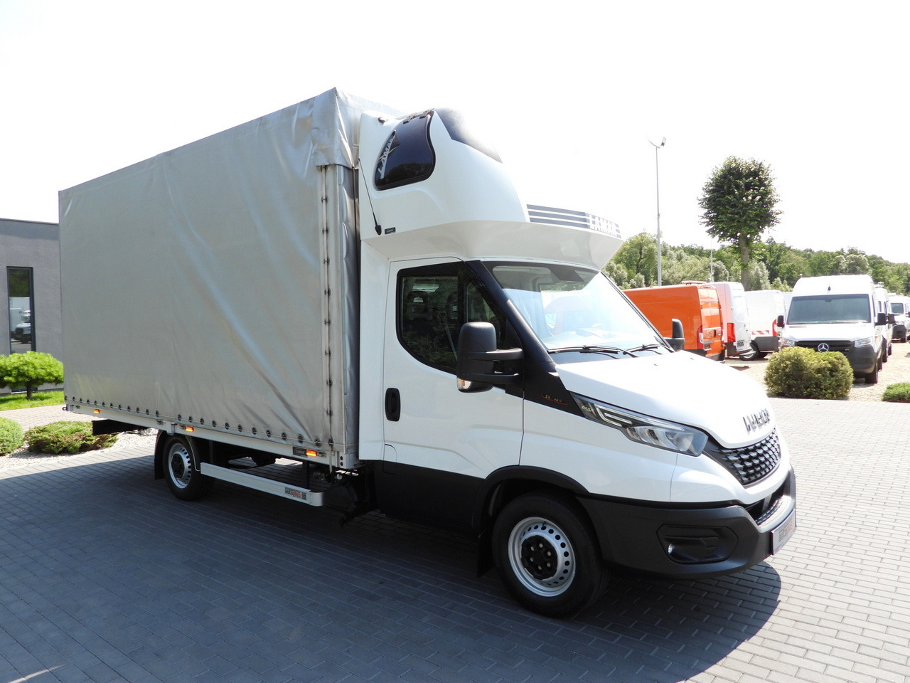 IVECO DAILY 35S18 TARPAULIN 10 PALLETS WEBASTO CRUISE CONTROL LED LIGHTS PNEUMATICS AIR CONDITIONING 180HP - Utilitaire rideaux coulissants (PLSC): photos 4 IVECO DAILY 35S18 TARPAULIN 10 PALLETS WEBASTO CRUISE CONTROL LED LIGHTS PNEUMATICS AIR CONDITIONING 180HP - Utilitaire rideaux coulissants (PLSC): photos 4