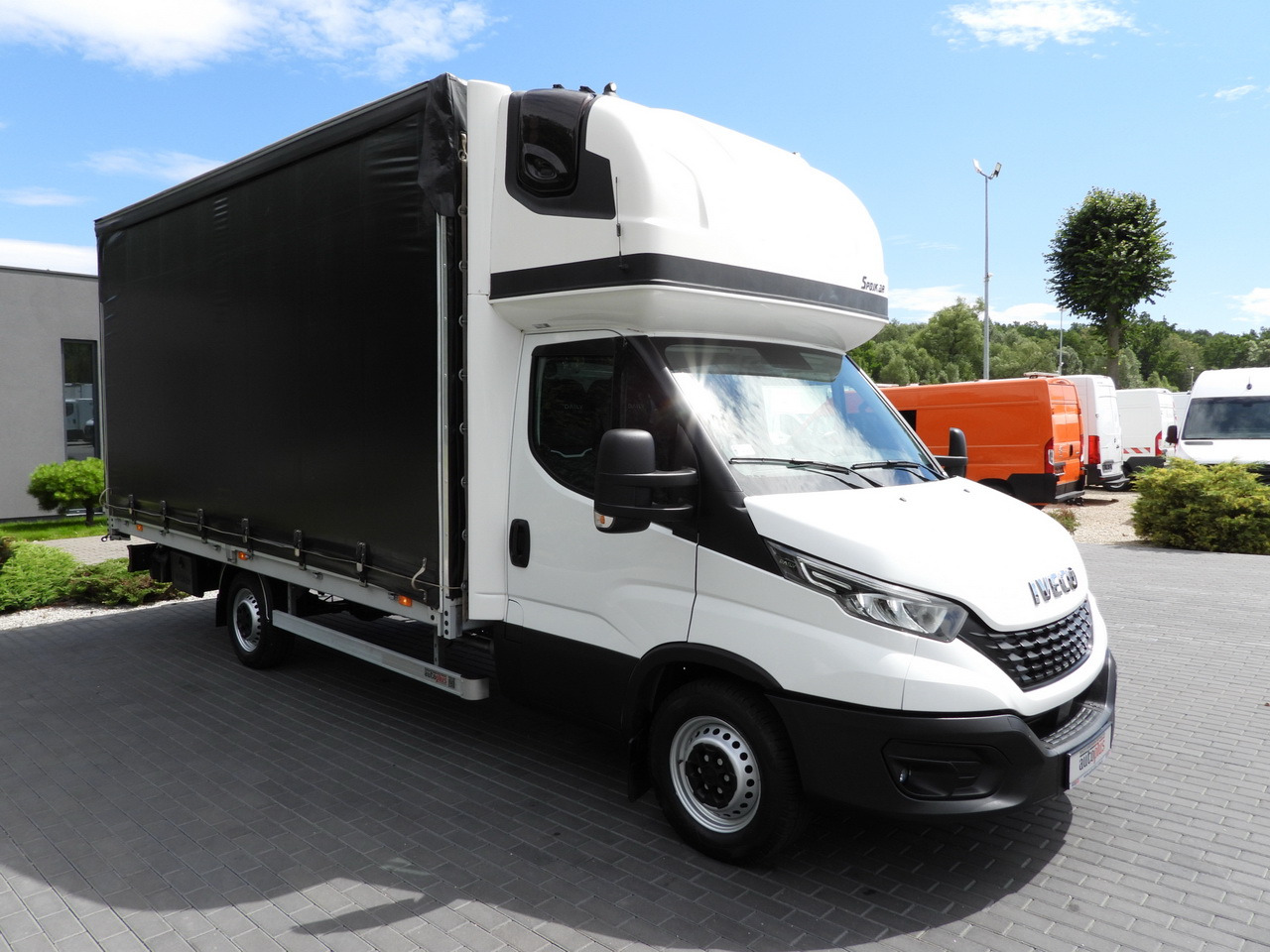 IVECO DAILY 35S18 TARPAULIN 10 PALLETS WEBASTO CRUISE CONTROL LED LIGHTS PNEUMATICS AIR CONDITIONING 180HP - Utilitaire rideaux coulissants (PLSC): photos 4 IVECO DAILY 35S18 TARPAULIN 10 PALLETS WEBASTO CRUISE CONTROL LED LIGHTS PNEUMATICS AIR CONDITIONING 180HP - Utilitaire rideaux coulissants (PLSC): photos 4