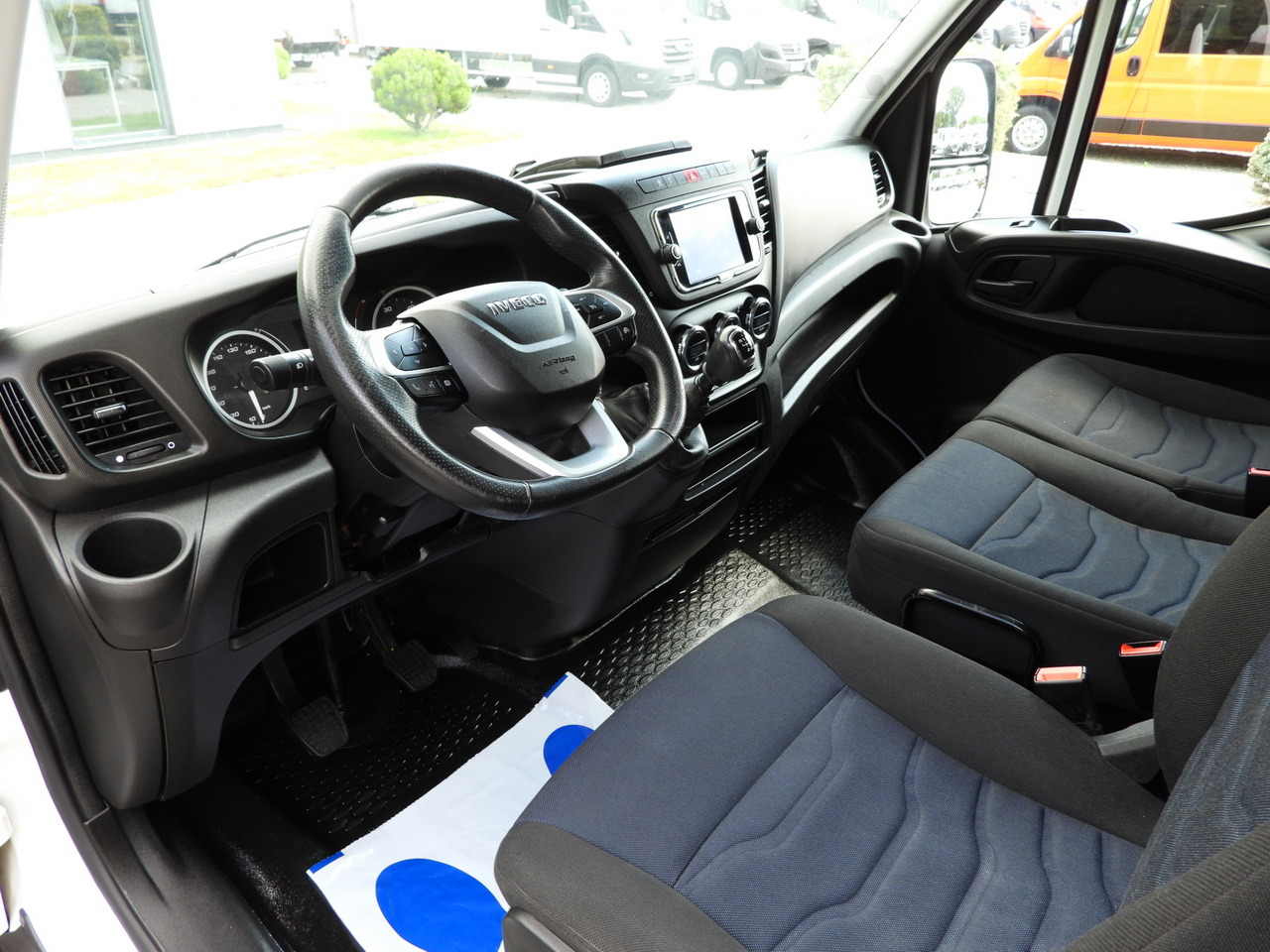 IVECO DAILY 35S18 TARPAULIN 10 PALLETS WEBASTO CRUISE CONTROL NAVIGATION LED LIGHTS AIR CONDITIONING 180HP - Utilitaire rideaux coulissants (PLSC): photos 2 IVECO DAILY 35S18 TARPAULIN 10 PALLETS WEBASTO CRUISE CONTROL NAVIGATION LED LIGHTS AIR CONDITIONING 180HP - Utilitaire rideaux coulissants (PLSC): photos 2