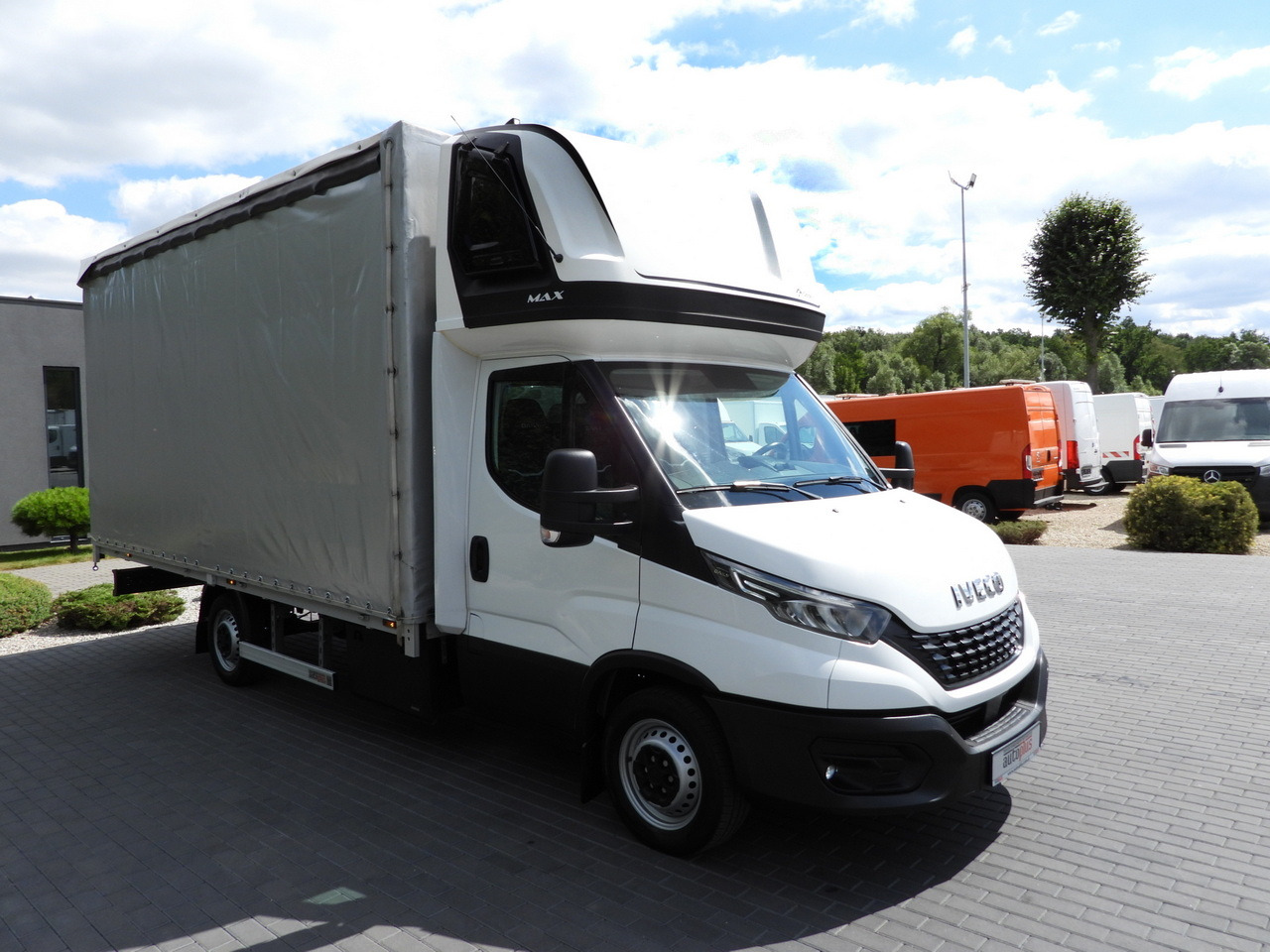 IVECO DAILY 35S18 TARPAULIN 10 PALLETS WEBASTO CRUISE CONTROL NAVIGATION LED LIGHTS AIR CONDITIONING 180HP - Utilitaire rideaux coulissants (PLSC): photos 4 IVECO DAILY 35S18 TARPAULIN 10 PALLETS WEBASTO CRUISE CONTROL NAVIGATION LED LIGHTS AIR CONDITIONING 180HP - Utilitaire rideaux coulissants (PLSC): photos 4