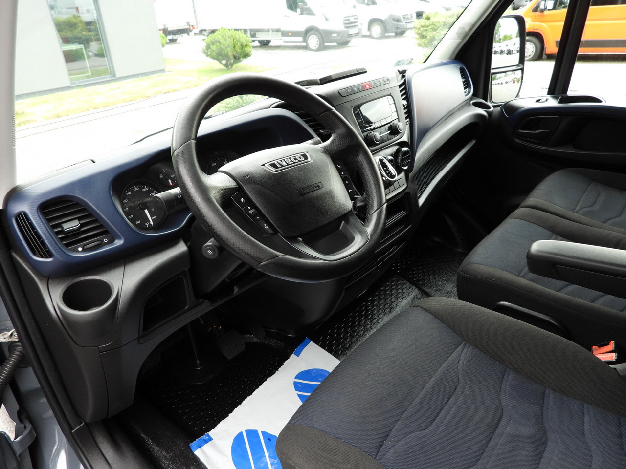 IVECO DAILY 35S18 TARPAULIN 10 PALLETS WEBASTO CRUISE CONTROL PNEUMATICS AUTOMATIC TRANSMISSION HI-MATIC AIR CONDITIONING 180HP - Utilitaire rideaux coulissants (PLSC): photos 2 IVECO DAILY 35S18 TARPAULIN 10 PALLETS WEBASTO CRUISE CONTROL PNEUMATICS AUTOMATIC TRANSMISSION HI-MATIC AIR CONDITIONING 180HP - Utilitaire rideaux coulissants (PLSC): photos 2