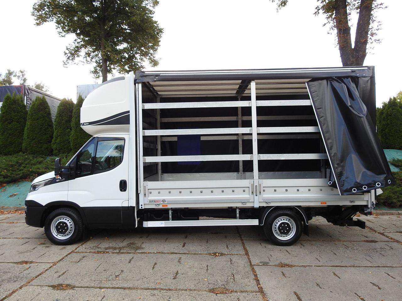 IVECO DAILY 35S18 TARPAULIN LIFT 8 PALLETS CRUISE CONTROL AIR CONDITIONING 180HP en crédit-bail IVECO DAILY 35S18 TARPAULIN LIFT 8 PALLETS CRUISE CONTROL AIR CONDITIONING 180HP: photos 8 IVECO DAILY 35S18 TARPAULIN LIFT 8 PALLETS CRUISE CONTROL AIR CONDITIONING 180HP en crédit-bail IVECO DAILY 35S18 TARPAULIN LIFT 8 PALLETS CRUISE CONTROL AIR CONDITIONING 180HP: photos 8