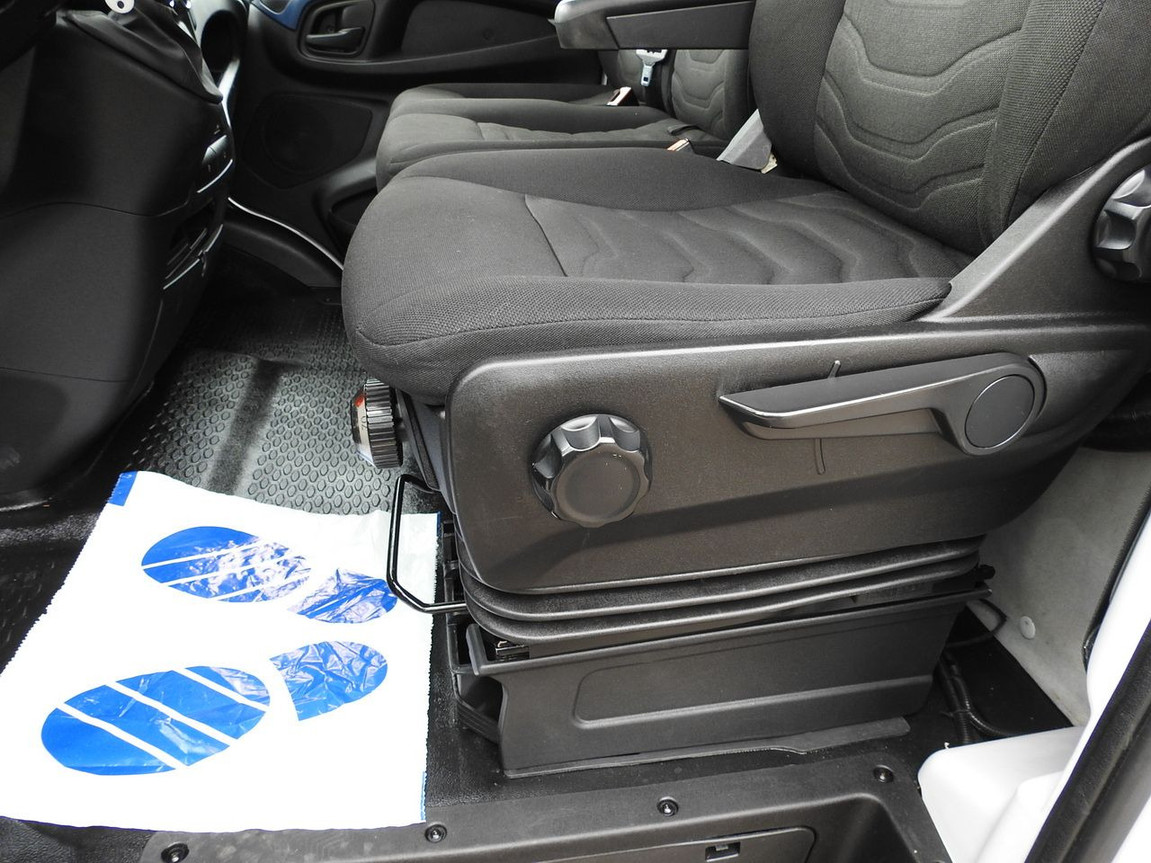 IVECO DAILY 35S18 TARPAULIN LIFT 8 PALLETS CRUISE CONTROL AIR CONDITIONING 180HP en crédit-bail IVECO DAILY 35S18 TARPAULIN LIFT 8 PALLETS CRUISE CONTROL AIR CONDITIONING 180HP: photos 30 IVECO DAILY 35S18 TARPAULIN LIFT 8 PALLETS CRUISE CONTROL AIR CONDITIONING 180HP en crédit-bail IVECO DAILY 35S18 TARPAULIN LIFT 8 PALLETS CRUISE CONTROL AIR CONDITIONING 180HP: photos 30