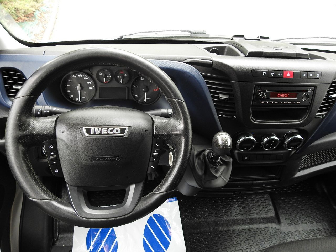 IVECO DAILY 35S18 TARPAULIN LIFT 8 PALLETS CRUISE CONTROL AIR CONDITIONING 180HP en crédit-bail IVECO DAILY 35S18 TARPAULIN LIFT 8 PALLETS CRUISE CONTROL AIR CONDITIONING 180HP: photos 32 IVECO DAILY 35S18 TARPAULIN LIFT 8 PALLETS CRUISE CONTROL AIR CONDITIONING 180HP en crédit-bail IVECO DAILY 35S18 TARPAULIN LIFT 8 PALLETS CRUISE CONTROL AIR CONDITIONING 180HP: photos 32