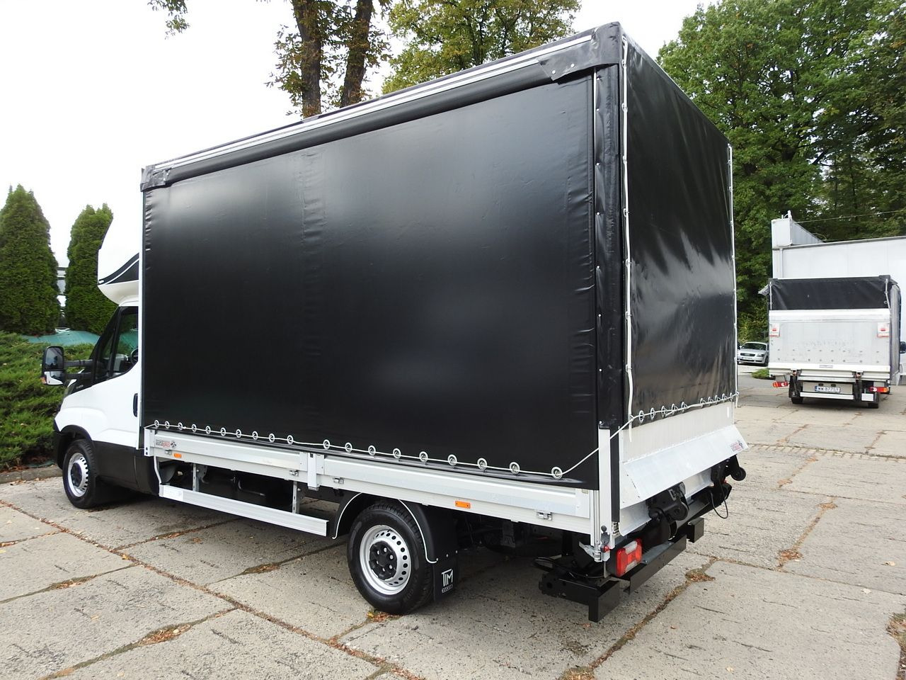 IVECO DAILY 35S18 TARPAULIN LIFT 8 PALLETS CRUISE CONTROL AIR CONDITIONING 180HP en crédit-bail IVECO DAILY 35S18 TARPAULIN LIFT 8 PALLETS CRUISE CONTROL AIR CONDITIONING 180HP: photos 10 IVECO DAILY 35S18 TARPAULIN LIFT 8 PALLETS CRUISE CONTROL AIR CONDITIONING 180HP en crédit-bail IVECO DAILY 35S18 TARPAULIN LIFT 8 PALLETS CRUISE CONTROL AIR CONDITIONING 180HP: photos 10