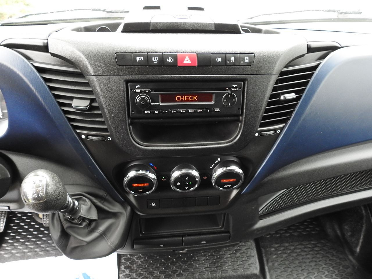 IVECO DAILY 35S18 TARPAULIN LIFT 8 PALLETS CRUISE CONTROL AIR CONDITIONING 180HP en crédit-bail IVECO DAILY 35S18 TARPAULIN LIFT 8 PALLETS CRUISE CONTROL AIR CONDITIONING 180HP: photos 37 IVECO DAILY 35S18 TARPAULIN LIFT 8 PALLETS CRUISE CONTROL AIR CONDITIONING 180HP en crédit-bail IVECO DAILY 35S18 TARPAULIN LIFT 8 PALLETS CRUISE CONTROL AIR CONDITIONING 180HP: photos 37