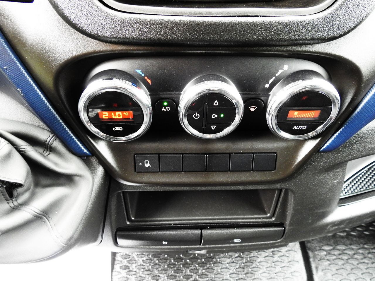 IVECO DAILY 35S18 TARPAULIN LIFT 8 PALLETS CRUISE CONTROL AIR CONDITIONING 180HP en crédit-bail IVECO DAILY 35S18 TARPAULIN LIFT 8 PALLETS CRUISE CONTROL AIR CONDITIONING 180HP: photos 38 IVECO DAILY 35S18 TARPAULIN LIFT 8 PALLETS CRUISE CONTROL AIR CONDITIONING 180HP en crédit-bail IVECO DAILY 35S18 TARPAULIN LIFT 8 PALLETS CRUISE CONTROL AIR CONDITIONING 180HP: photos 38