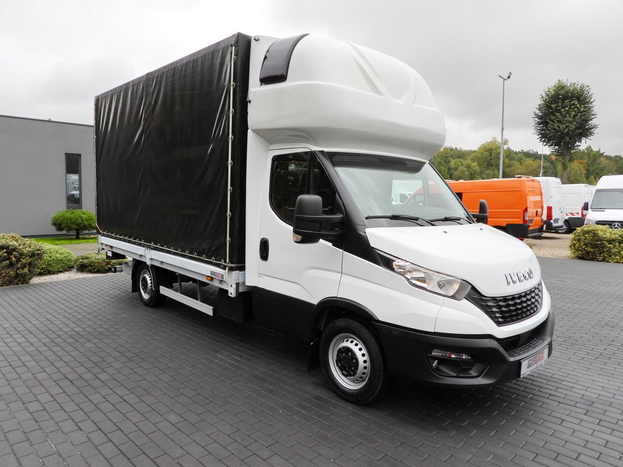 IVECO DAILY 35S18 TARPAULIN LIFT 8 PALLETS WEBASTO CRUISE CONTROL AIR CONDITIONING 180HP - Utilitaire rideaux coulissants (PLSC): photos 4 IVECO DAILY 35S18 TARPAULIN LIFT 8 PALLETS WEBASTO CRUISE CONTROL AIR CONDITIONING 180HP - Utilitaire rideaux coulissants (PLSC): photos 4