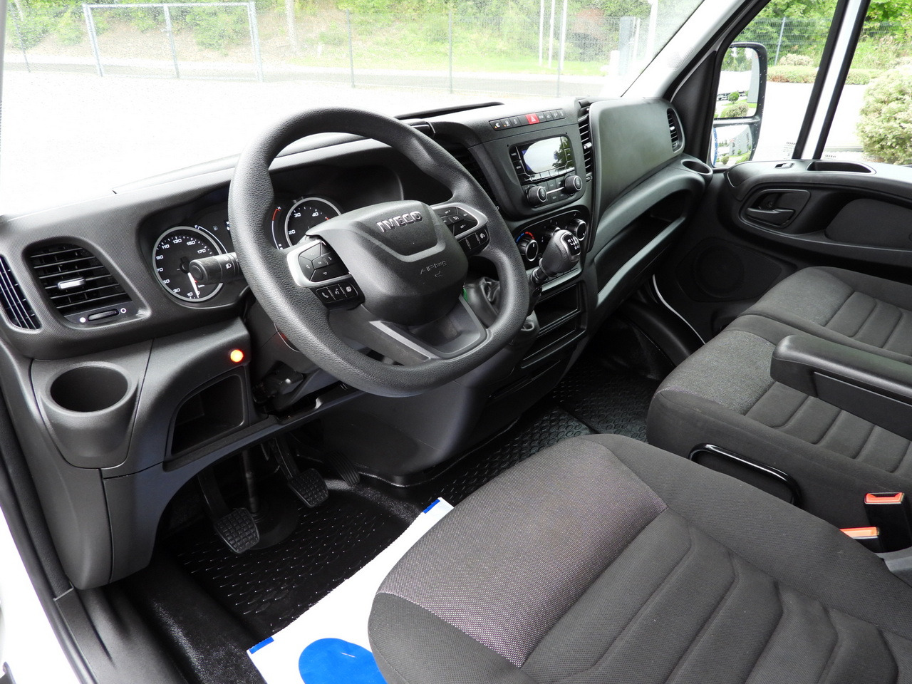 IVECO DAILY 35S18 TARPAULIN LIFT 8 PALLETS WEBASTO CRUISE CONTROL LED LIGHTS AIR CONDITIONING 180HP - Utilitaire rideaux coulissants (PLSC): photos 2 IVECO DAILY 35S18 TARPAULIN LIFT 8 PALLETS WEBASTO CRUISE CONTROL LED LIGHTS AIR CONDITIONING 180HP - Utilitaire rideaux coulissants (PLSC): photos 2