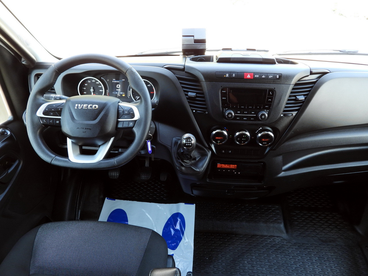 IVECO DAILY 70C18 TARPAULIN LIFT 14 PALLETS WEBASTO CRUISE CONTROL LED LIGHTS TWIN WHEELS AIR CONDITIONING 180HP - Utilitaire rideaux coulissants (PLSC): photos 2 IVECO DAILY 70C18 TARPAULIN LIFT 14 PALLETS WEBASTO CRUISE CONTROL LED LIGHTS TWIN WHEELS AIR CONDITIONING 180HP - Utilitaire rideaux coulissants (PLSC): photos 2
