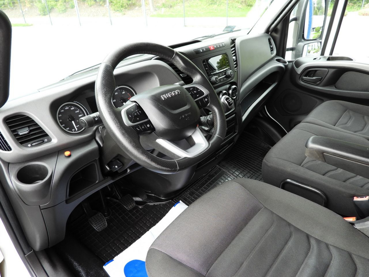 IVECO DAILY 72C18 TARPAULIN LIFT 14 PALLETS WEBASTO CRUISE CONTROL LED LIGHTS TWIN WHEELS AIR CONDITIONING 180HP - Utilitaire rideaux coulissants (PLSC): photos 2 IVECO DAILY 72C18 TARPAULIN LIFT 14 PALLETS WEBASTO CRUISE CONTROL LED LIGHTS TWIN WHEELS AIR CONDITIONING 180HP - Utilitaire rideaux coulissants (PLSC): photos 2