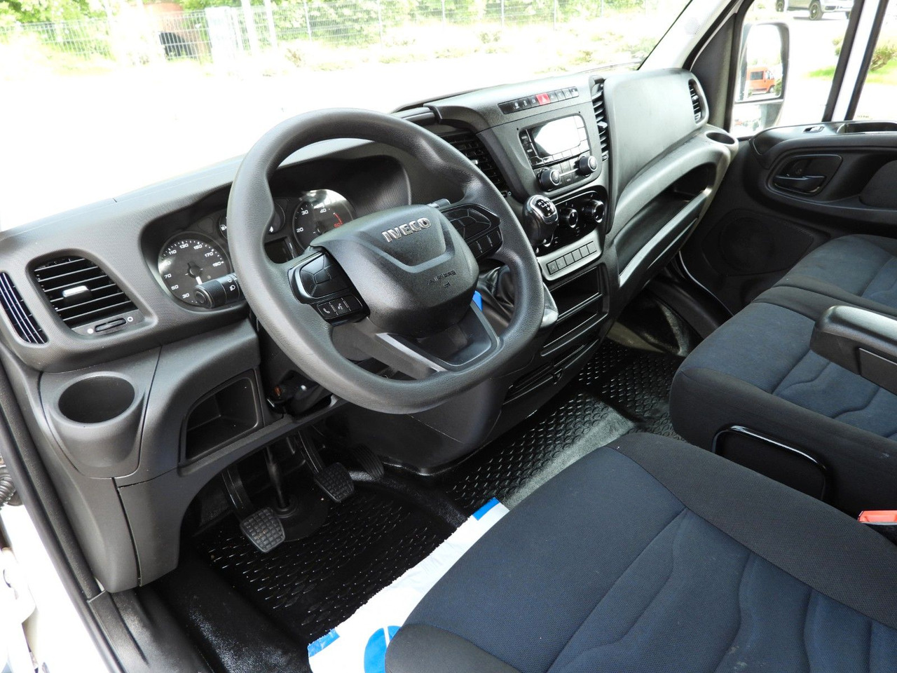 Iveco DAILY 35S12 PRITSCHE DOPPELKABINE DOKA 7 SITZE - Utilitaire plateau, Utilitaire double cabine: photos 2 Iveco DAILY 35S12 PRITSCHE DOPPELKABINE DOKA 7 SITZE - Utilitaire plateau, Utilitaire double cabine: photos 2