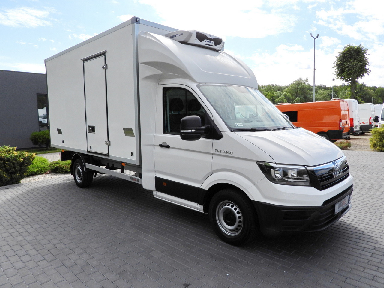 MAN TGE 3.140 REGRIGERATOR BOX -1*C 8 PALLETS HEATING FUNCTION CRUISE CONTROL PNEUMATICS AIR CONDITIONING 140HP - Utilitaire frigorifique: photos 4 MAN TGE 3.140 REGRIGERATOR BOX -1*C 8 PALLETS HEATING FUNCTION CRUISE CONTROL PNEUMATICS AIR CONDITIONING 140HP - Utilitaire frigorifique: photos 4