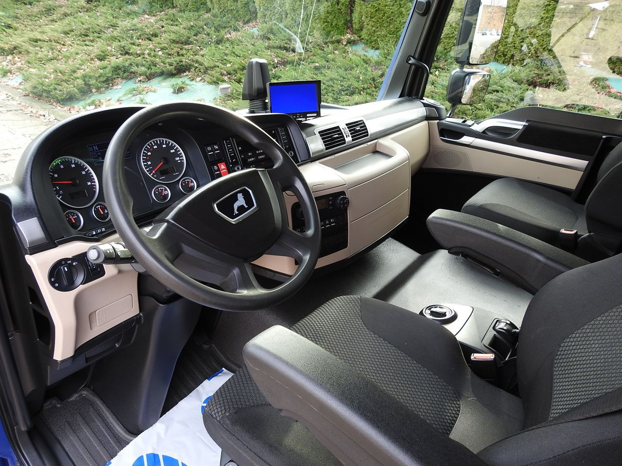 MAN TGL 12.220 BOX LIFT 18 PALLETS CRUISE CONTROLAIR CONDITIONING PNEUMATICS AUTOMATIC TWIN WHEELS 220HP - Fourgon grand volume: photos 2 MAN TGL 12.220 BOX LIFT 18 PALLETS CRUISE CONTROLAIR CONDITIONING PNEUMATICS AUTOMATIC TWIN WHEELS 220HP - Fourgon grand volume: photos 2