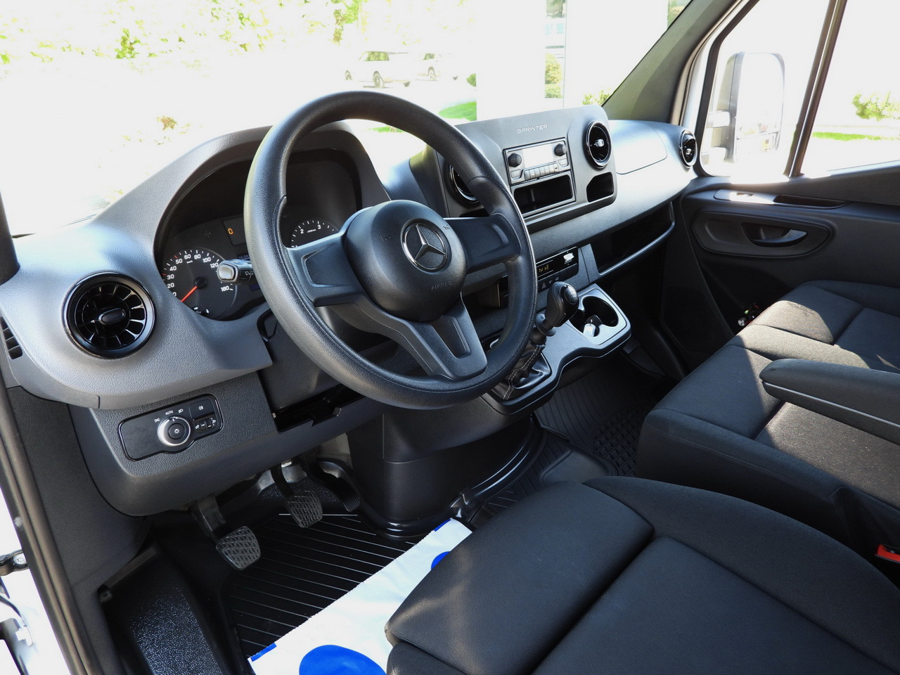 MERCEDES SPRINTER 315 BOX LIFT 8 PALLETS AIR CONDITIONING  150HP - Utilitaire frigorifique: photos 2 MERCEDES SPRINTER 315 BOX LIFT 8 PALLETS AIR CONDITIONING  150HP - Utilitaire frigorifique: photos 2