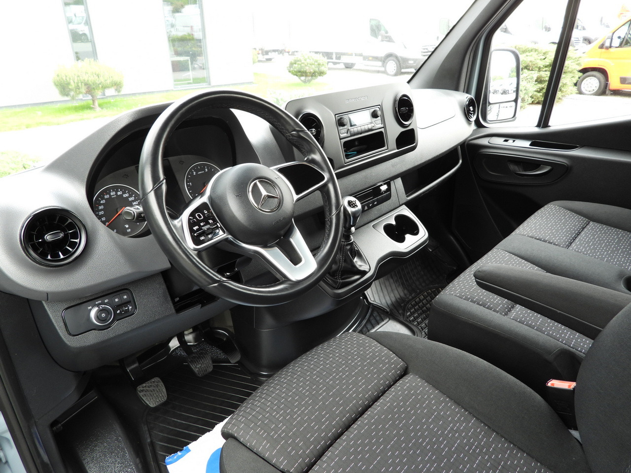 MERCEDES SPRINTER 315 STAKE BODY 8 PALLETS CRUISE CONTROL AIR CONDITIONING 150HP - Utilitaire plateau: photos 2 MERCEDES SPRINTER 315 STAKE BODY 8 PALLETS CRUISE CONTROL AIR CONDITIONING 150HP - Utilitaire plateau: photos 2