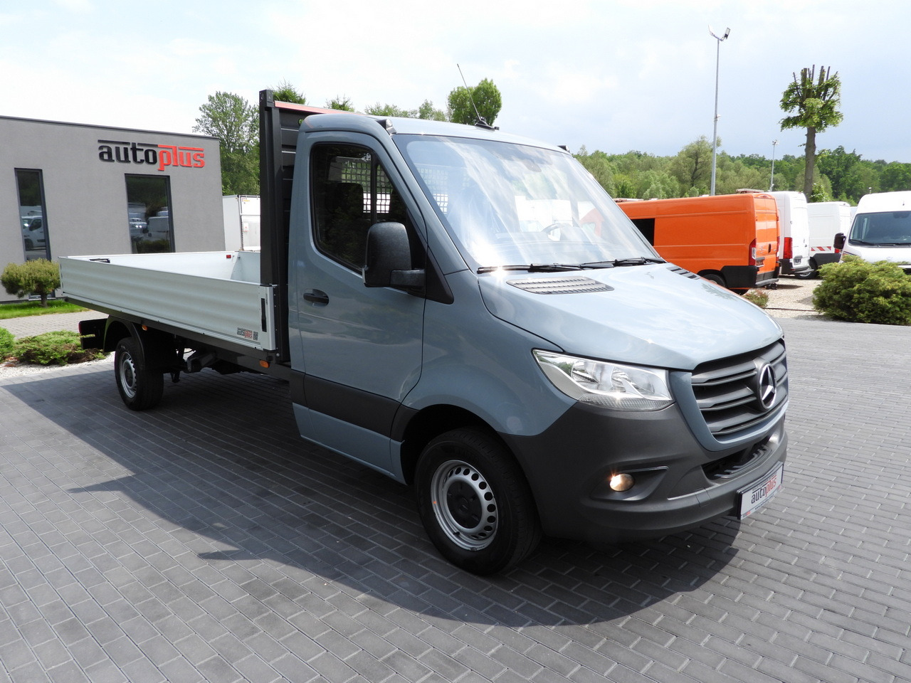 MERCEDES SPRINTER 315 STAKE BODY 8 PALLETS CRUISE CONTROL AIR CONDITIONING 150HP - Utilitaire plateau: photos 4 MERCEDES SPRINTER 315 STAKE BODY 8 PALLETS CRUISE CONTROL AIR CONDITIONING 150HP - Utilitaire plateau: photos 4
