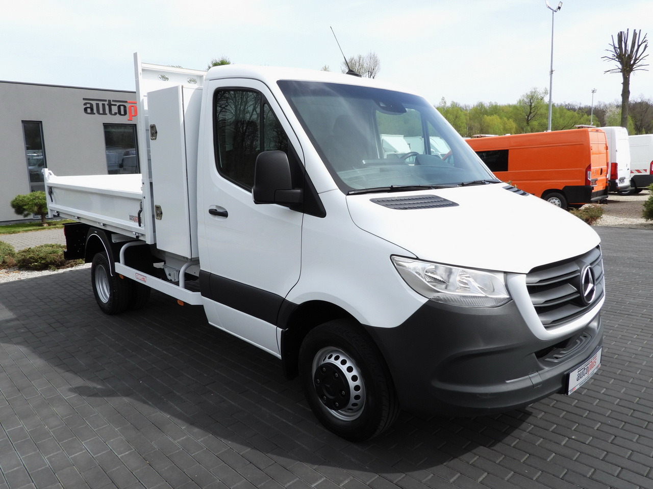 MERCEDES SPRINTER 516 TIPPER CRUISE CONTROL TWIN WHEELS AIR CONDITIONING 160HP - Utilitaire benne: photos 4 MERCEDES SPRINTER 516 TIPPER CRUISE CONTROL TWIN WHEELS AIR CONDITIONING 160HP - Utilitaire benne: photos 4