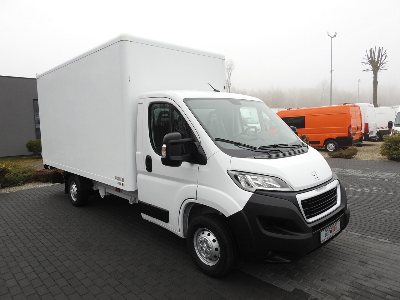PEUGEOT BOXER BOX LIFT 8 PALLETS CRUISE CONTROL AIR CONDITIONING 140HP - Fourgon grand volume: photos 4 PEUGEOT BOXER BOX LIFT 8 PALLETS CRUISE CONTROL AIR CONDITIONING 140HP - Fourgon grand volume: photos 4