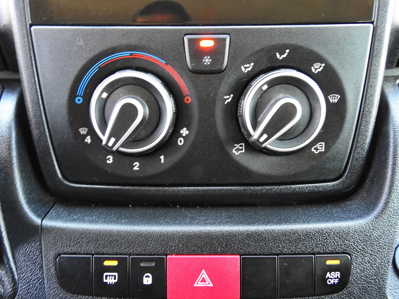 Utilitaire double cabine PEUGEOT BOXER STAKE BODY DOUBLE CABIN DOKA 7 SEATS AIR CONDITIONING  140HP: photos 38