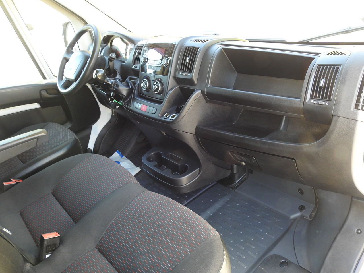 Utilitaire double cabine PEUGEOT BOXER STAKE BODY DOUBLE CABIN DOKA 7 SEATS AIR CONDITIONING  140HP: photos 41