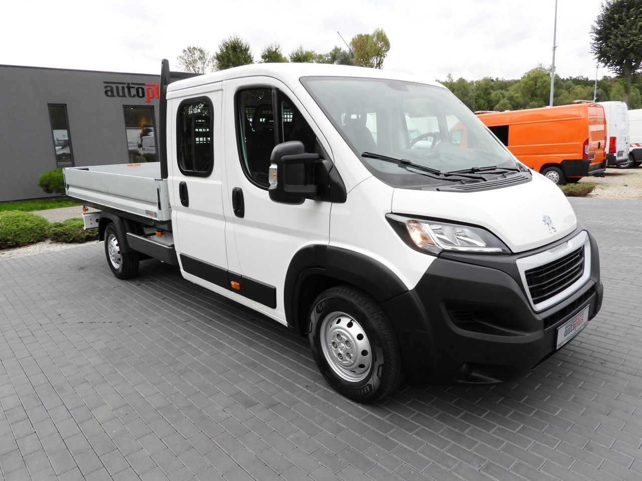 PEUGEOT BOXER STAKE BODY DOUBLE CABIN DOKA 7 SEATS CRUISE CONTROL AIR CONDITIONING 140HP - Utilitaire double cabine: photos 4 PEUGEOT BOXER STAKE BODY DOUBLE CABIN DOKA 7 SEATS CRUISE CONTROL AIR CONDITIONING 140HP - Utilitaire double cabine: photos 4