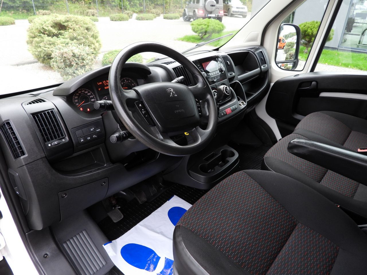 PEUGEOT BOXER STAKE BODY DOUBLE CABIN DOKA 7 SEATS CRUISE CONTROL AIR CONDITIONING 140HP - Utilitaire double cabine: photos 2 PEUGEOT BOXER STAKE BODY DOUBLE CABIN DOKA 7 SEATS CRUISE CONTROL AIR CONDITIONING 140HP - Utilitaire double cabine: photos 2