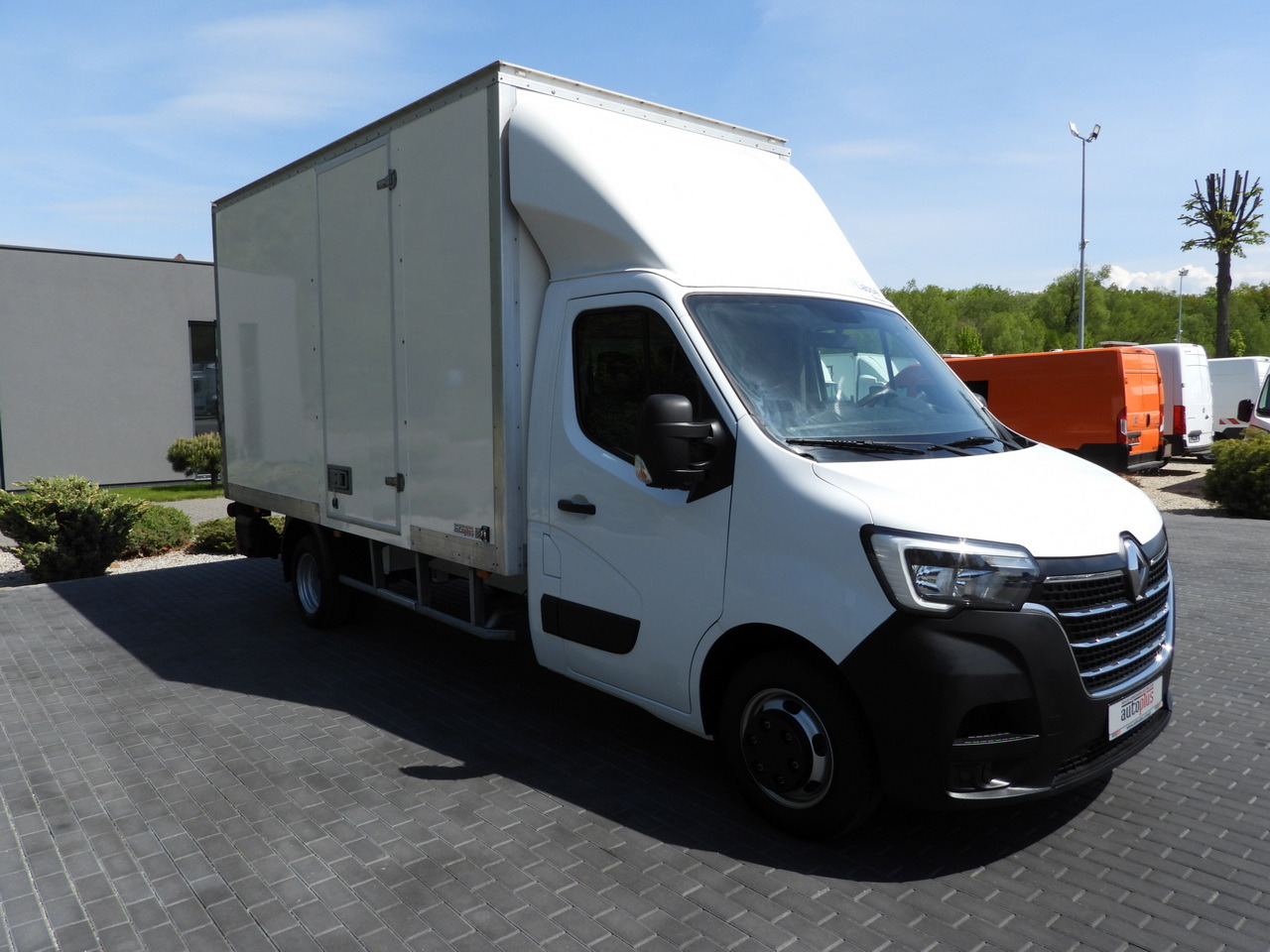 RENAULT MASTER BOX LIFT 8 PALLETS CRUISE CONTROL NAVIGATION LED LIGHTS TWIN WHEELS AIR CONDITIONING 145HP - Fourgon grand volume: photos 4 RENAULT MASTER BOX LIFT 8 PALLETS CRUISE CONTROL NAVIGATION LED LIGHTS TWIN WHEELS AIR CONDITIONING 145HP - Fourgon grand volume: photos 4
