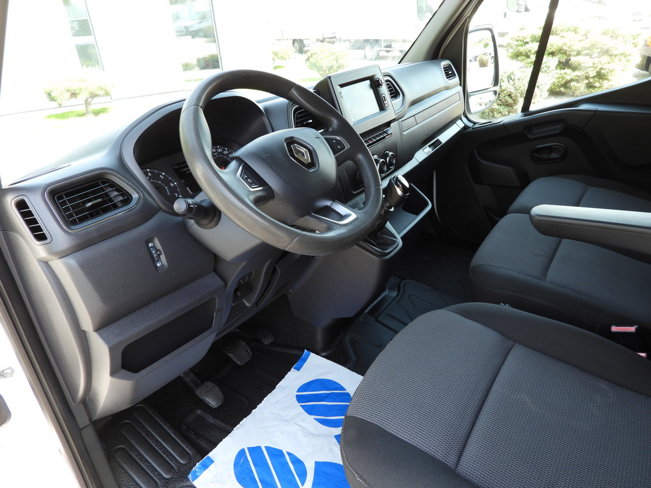 RENAULT MASTER BOX LIFT 8 PALLETS CRUISE CONTROL NAVIGATION LED LIGHTS TWIN WHEELS AIR CONDITIONING 145HP - Fourgon grand volume: photos 2 RENAULT MASTER BOX LIFT 8 PALLETS CRUISE CONTROL NAVIGATION LED LIGHTS TWIN WHEELS AIR CONDITIONING 145HP - Fourgon grand volume: photos 2