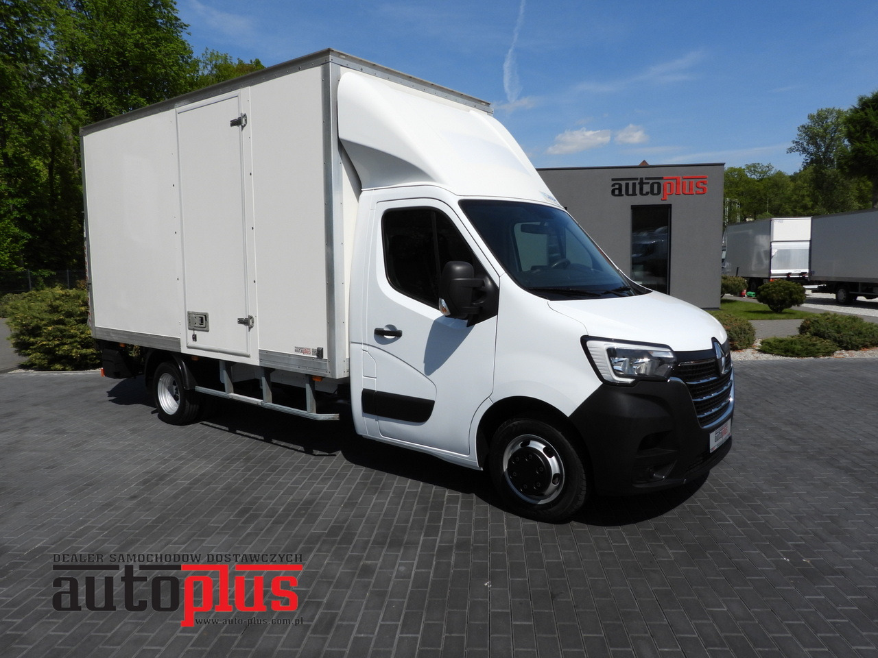 RENAULT MASTER BOX LIFT 8 PALLETS CRUISE CONTROL NAVIGATION LED LIGHTS TWIN WHEELS AIR CONDITIONING 145HP - Fourgon grand volume: photos 1 RENAULT MASTER BOX LIFT 8 PALLETS CRUISE CONTROL NAVIGATION LED LIGHTS TWIN WHEELS AIR CONDITIONING 145HP - Fourgon grand volume: photos 1