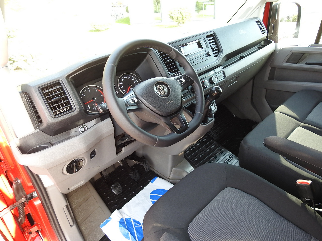 VOLKSWAGEN CRAFTER STAKE BODY DOUBLE CABIN DOKA 7 SEATS AIR CONDITIONING 140HP - Utilitaire double cabine: photos 2 VOLKSWAGEN CRAFTER STAKE BODY DOUBLE CABIN DOKA 7 SEATS AIR CONDITIONING 140HP - Utilitaire double cabine: photos 2