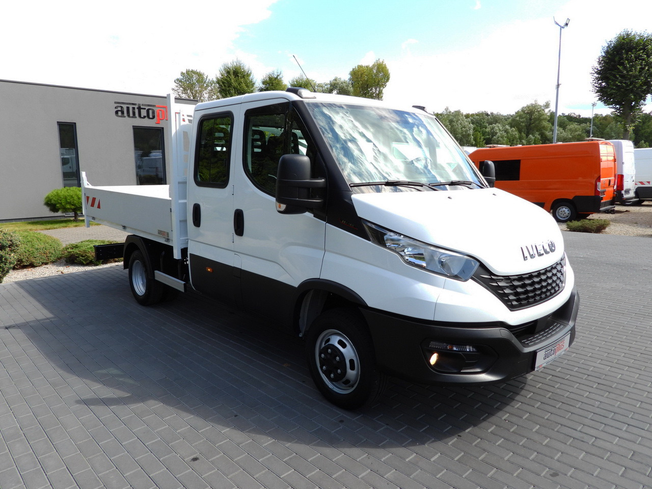 IVECO DAILY 35C16 TIPPER DOUBLE CABIN DOKA 6 SEATS CRUISE CONTROL NAVIGATION TWIN WHEELS AIR CONDITIONING 160HP - Véhicule utilitaire: photos 4 IVECO DAILY 35C16 TIPPER DOUBLE CABIN DOKA 6 SEATS CRUISE CONTROL NAVIGATION TWIN WHEELS AIR CONDITIONING 160HP - Véhicule utilitaire: photos 4