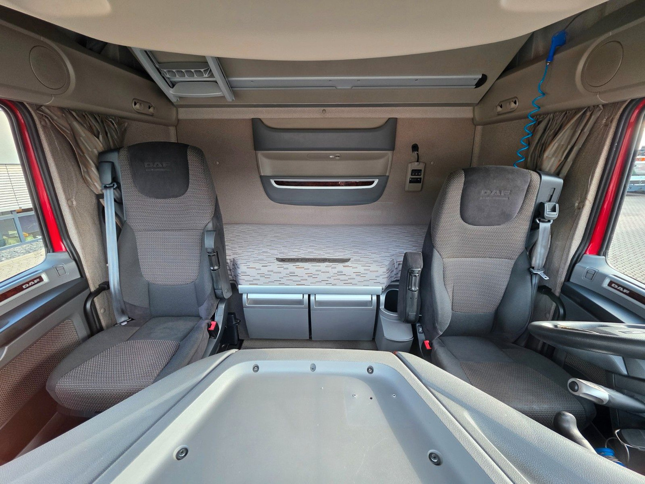 Camion à rideaux coulissants DAF XF 410 / ZF Intarder / Durchladezug: photos 16