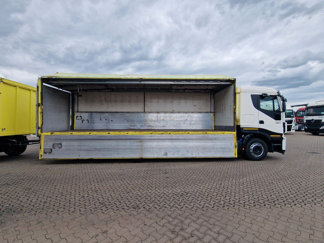 Camion pour le transport de boissons Iveco Stralis 420 / Ldbw / Lenkachse (KOMPLETT): photos 9