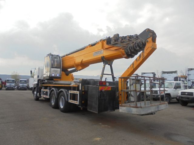 Hino 700 6X4 - Camion avec nacelle: photos 4 Hino 700 6X4 - Camion avec nacelle: photos 4