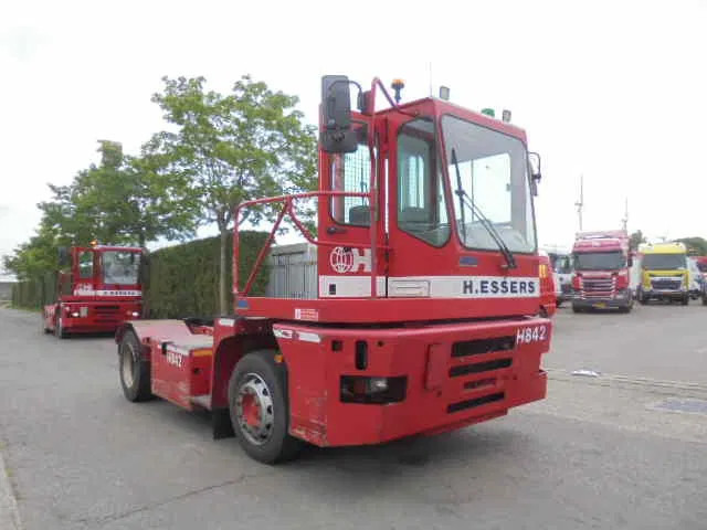 MOL YM 225/4X2 40 KM/H - Tracteur portuaire: photos 3 MOL YM 225/4X2 40 KM/H - Tracteur portuaire: photos 3