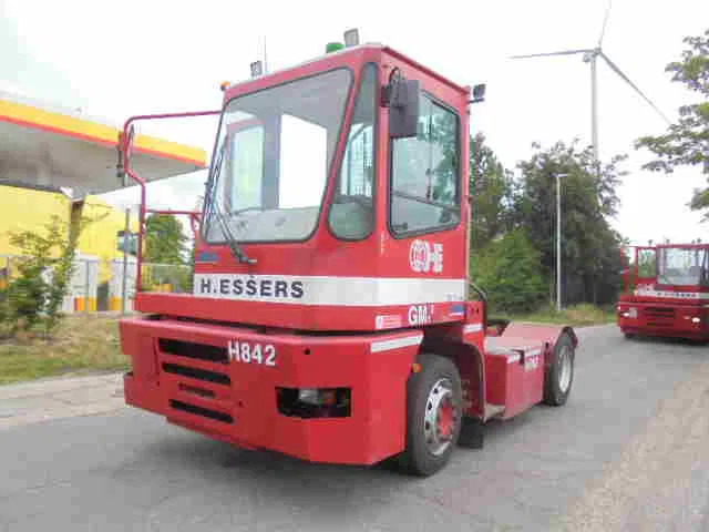 MOL YM 225/4X2 40 KM/H - Tracteur portuaire: photos 1 MOL YM 225/4X2 40 KM/H - Tracteur portuaire: photos 1