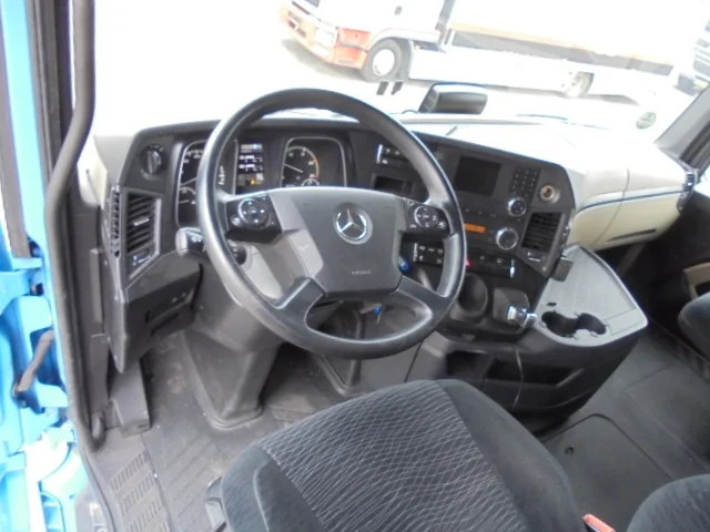 Photo d'intérieur 1: Tracteur routier Mercedes-Benz Actros 1842 LS EUR6 10X