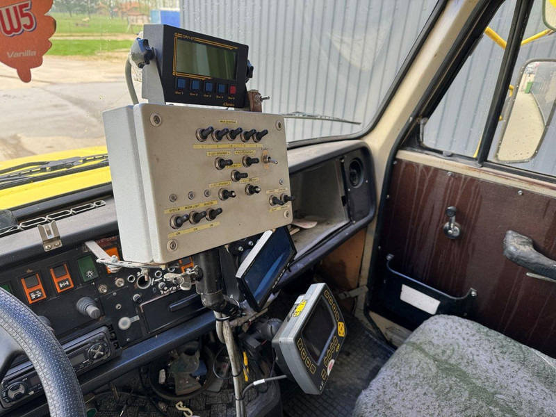 Camion citerne pour transport de carburant Volvo N12 + bitum spreader semitrailer: photos 7 Camion citerne pour transport de carburant Volvo N12 + bitum spreader semitrailer: photos 7