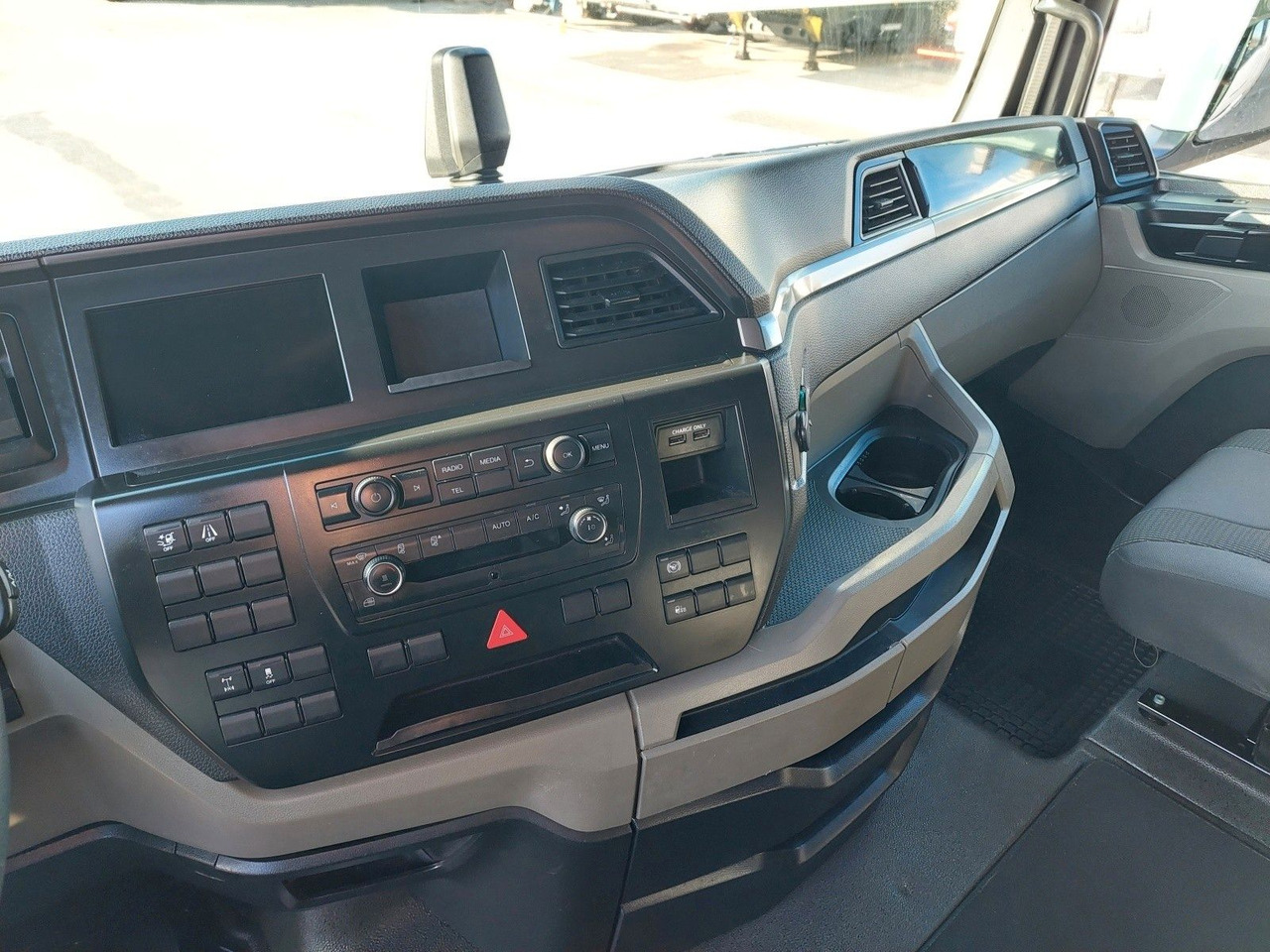 Camion à rideaux coulissants MAN TGX 18.470 LL + Gniotpol G-4080 120 m3 Durchbar: photos 25 Camion à rideaux coulissants MAN TGX 18.470 LL + Gniotpol G-4080 120 m3 Durchbar: photos 25