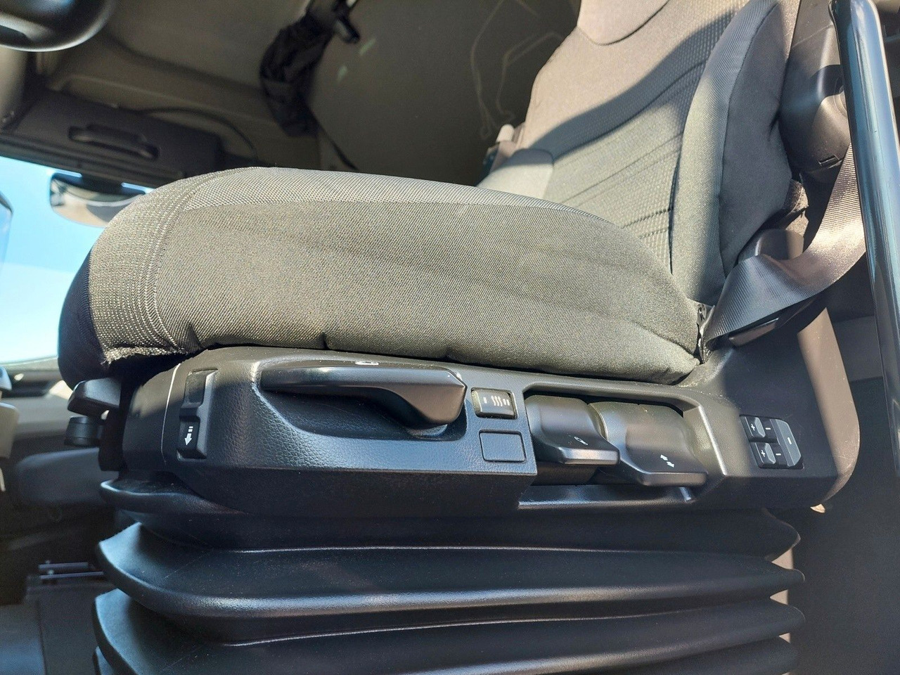 Camion à rideaux coulissants MAN TGX 18.470 LL + Gniotpol G-4080 120 m3 Durchbar: photos 32 Camion à rideaux coulissants MAN TGX 18.470 LL + Gniotpol G-4080 120 m3 Durchbar: photos 32