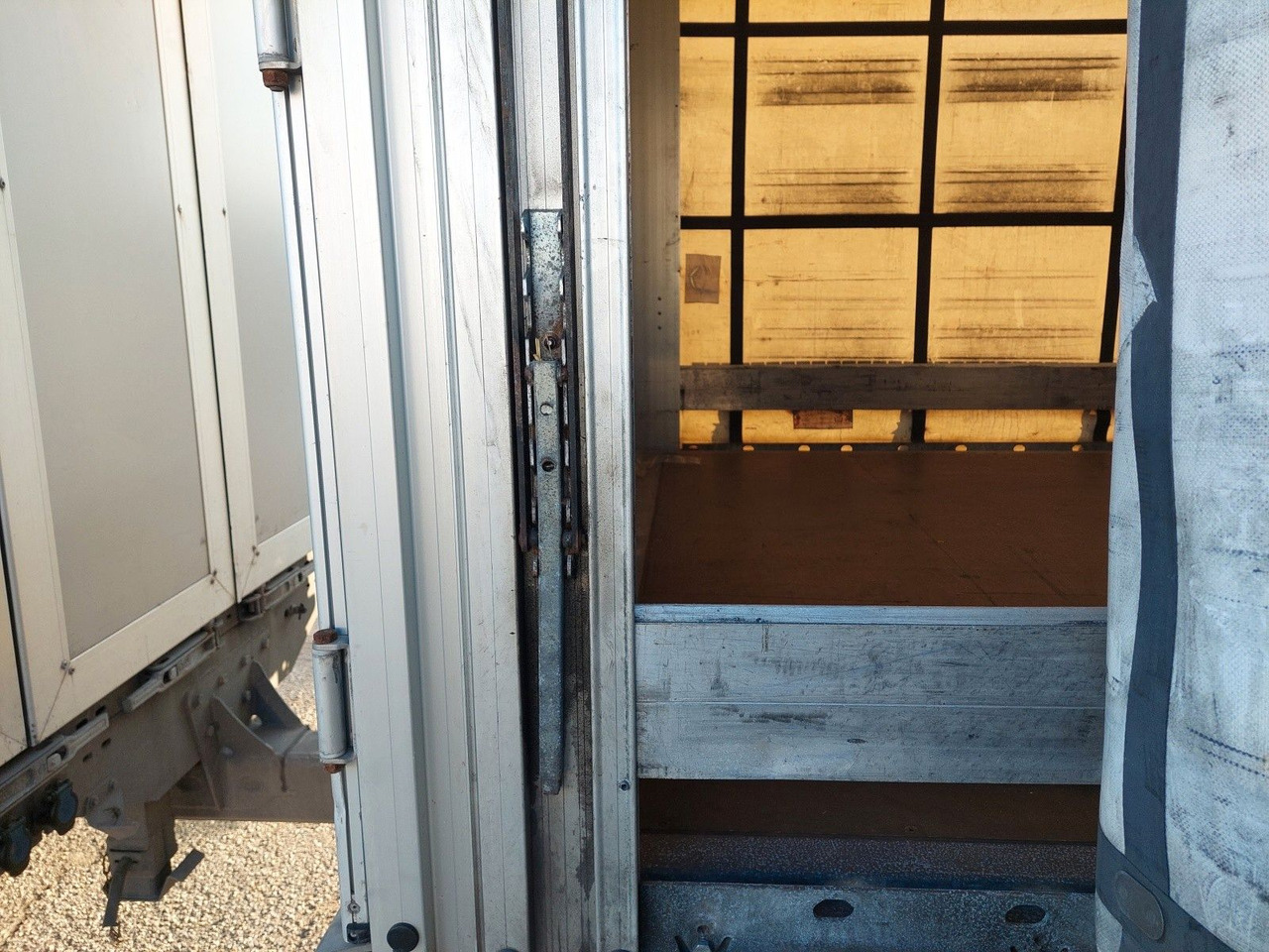 Camion à rideaux coulissants MAN TGX 18.470 LL + Gniotpol G-4080 120 m3 Durchbar: photos 14 Camion à rideaux coulissants MAN TGX 18.470 LL + Gniotpol G-4080 120 m3 Durchbar: photos 14