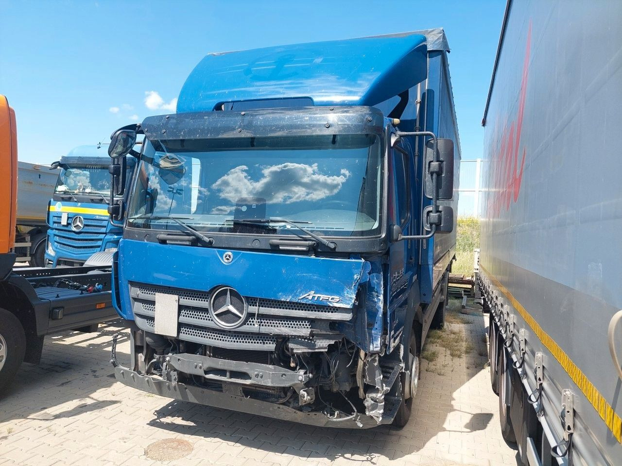 Mercedes-Benz Atego 1224L 4x2 LBW UNFALL!!! - Camion à rideaux coulissants: photos 1 Mercedes-Benz Atego 1224L 4x2 LBW UNFALL!!! - Camion à rideaux coulissants: photos 1