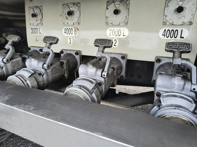 Camion citerne pour transport de carburant Volvo FM 440 13000L FUEL / CARBURANT - 4 COMP: photos 13
