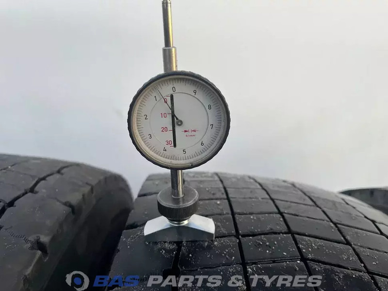 Continental Continental 305/70R19.5 Hybrid HD3 148/145 M M+S 3PMSF gebruikte set - Pneu pour Camion: photos 3 Continental Continental 305/70R19.5 Hybrid HD3 148/145 M M+S 3PMSF gebruikte set - Pneu pour Camion: photos 3