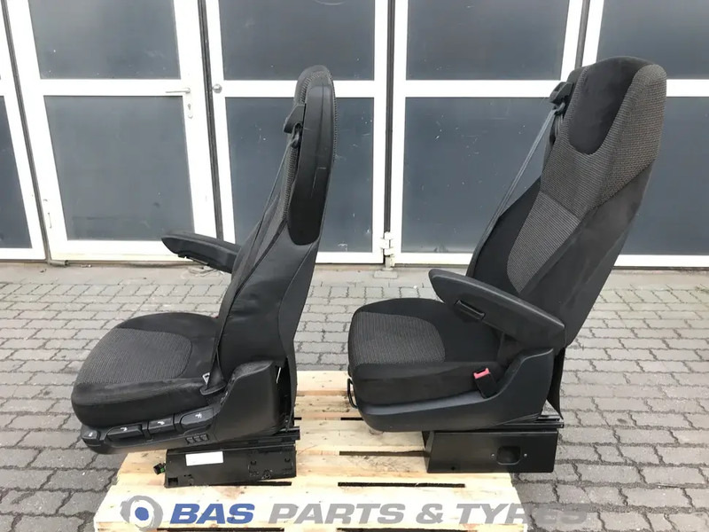 DAF XF106 Stoelen set DAF 1844340 - Siège pour Camion: photos 2 DAF XF106 Stoelen set DAF 1844340 - Siège pour Camion: photos 2