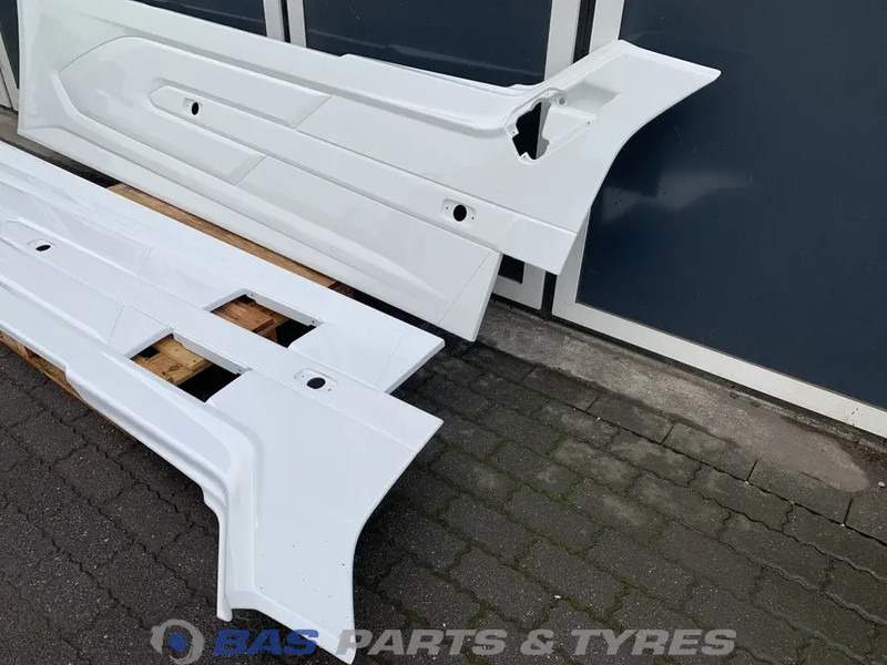 DAF XG Sideskirt Set DAF 2292740 - Carrosserie et extérieur pour Camion: photos 2 DAF XG Sideskirt Set DAF 2292740 - Carrosserie et extérieur pour Camion: photos 2