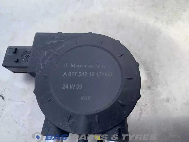 Mercedes-Benz Brandstoftank Mercedes 290 Liter A 960 470 00 04 - Réservoir de carburant pour Camion: photos 5 Mercedes-Benz Brandstoftank Mercedes 290 Liter A 960 470 00 04 - Réservoir de carburant pour Camion: photos 5